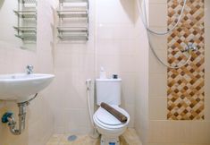 ห้องน้ำภายในห้อง 5 Minimalist and Best Homey Studio at Dave Apartment By Travelio