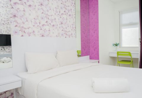 ห้องนอน Homey and Enjoy Studio Apartment with Pool View at Springwood Residence By Travelio