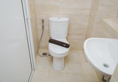 In-room Bathroom 3 Nice and Cozy Studio Apartment at Springwood Residence By Travelio