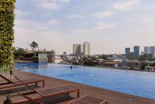 Swimming Pool Cozy Studio Room Apartment at Springwood Residence By Travelio