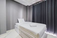 Bedroom Luxury Studio Apartment at Springwood Residence Tangerang By Travelio