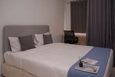 침실 Cozy Studio Springwood Residence Tangerang Apartment By Travelio