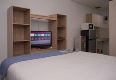침실 4 Cozy Studio Springwood Residence Tangerang Apartment By Travelio