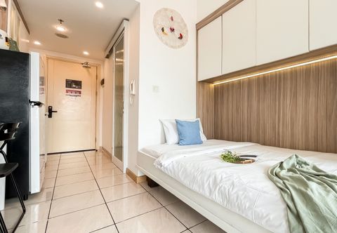 Bedroom Modern Living Studio Room M-Town Residence Apartment By Travelio
