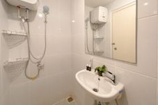 Bilik Mandi dalam Bilik Comfort and Homey Stay Studio Tokyo Riverside PIK 2 Apartment By Travelio
