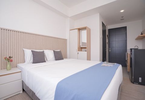 Bilik Tidur Warm and Cozy Studio at Collins Boulevard Apartment By Travelio