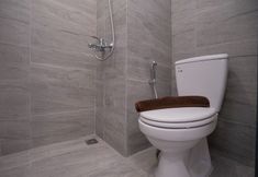 Bilik Mandi dalam Bilik 6 Warm and Cozy Studio at Collins Boulevard Apartment By Travelio