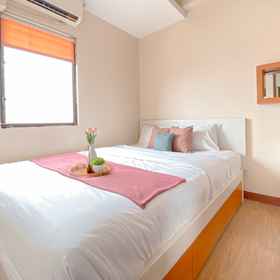 Bedroom 1 Gateway Ahmad Yani Cicadas By Travelio의 넓고 아늑한 3BR 아파트, Lembaga Pengembangan Tilawatil Quran 호텔