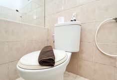 客房浴室 4 Simply 2BR at Green Bay Pluit Apartment By Travelio