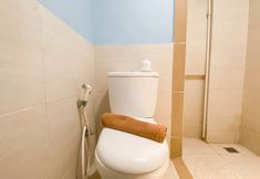 In-room Bathroom 4 Cozy and Spacious 2BR at Apartment Meikarta By Travelio