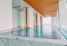 สระว่ายน้ำ 7 Spacious Studio Apartment at The Smith Alam Sutera By Travelio