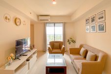 Ruang Umum Comfortable 2BR Apartment with Extra Room at Meikarta By Travelio