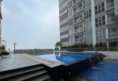 スイミングプール 7 Best Location and Restful Studio at Taman Melati Surabaya Apartment By Travelio