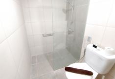 In-room Bathroom 4 Comfortable 2BR Apartment Direct Access To Mall at Orchard Supermall Mansion By Travelio
