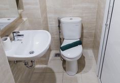 客房浴室 5 Cozy Design Furnished Studio Springwood Residence Tangerang Apartment By Travelio