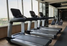 健身中心 7 Cozy Design Furnished Studio Springwood Residence Tangerang Apartment By Travelio