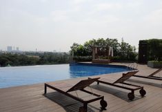 Swimming Pool 6 Relaxing and Elegant Studio Apartment at Springwood Residence By Travelio