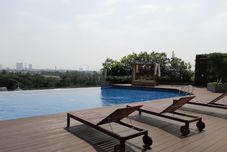 Swimming Pool Relaxing and Elegant Studio Apartment at Springwood Residence By Travelio