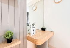 Bedroom 4 Stylish and Relaxing 1BR at Gold Coast Apartment By Travelio
