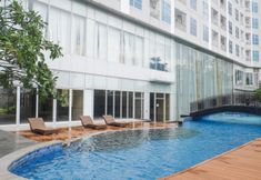สระว่ายน้ำ 7 Simply and Stunning 2BR at Grand Sungkono Lagoon Apartment By Travelio