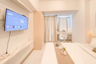 Kamar Tidur 4 Enjoy Living and Minimalist Studio at Tokyo Riverside PIK 2 Apartment By Travelio