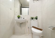 客房浴室 7 Best Furnished Studio Apartment at Nifarro Park By Travelio