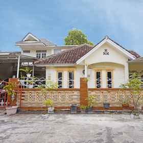 Exterior / Building 1 Wisma Pinggir Mitra RedDoorz, Busana Cinta Hotels