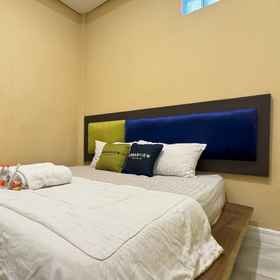 Bedroom 1 Urbanview Hotel Pondok Sabaraya Syariah by RedDoorz, カラワン ホテル
