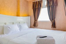 卧室 Modern Look and Pleasant 1BR Green Pramuka City Apartment By Travelio