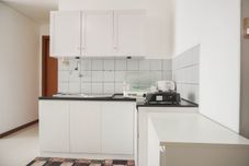 公共空間 Comfortable and Spacious 2BR at Green Bay Condominium Apartment By Travelio