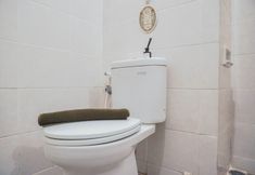 客房浴室 7 Comfortable and Spacious 2BR at Green Bay Condominium Apartment By Travelio