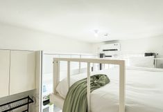 臥室 2 Homey and Modern Look Studio at Apartment Sky House BSD By Travelio