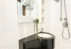 客房浴室 4 Homey and Modern Look Studio at Apartment Sky House BSD By Travelio