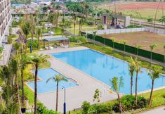 泳池 7 Homey and Modern Look Studio at Apartment Sky House BSD By Travelio