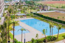 泳池 Homey and Modern Look Studio at Apartment Sky House BSD By Travelio