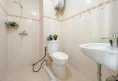 In-room Bathroom 5 Good and Cozy Studio Room at Park View Condominium Apartment By Travelio