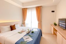 Bedroom New Furnished Studio Apartment at Gold Coast By Travelio