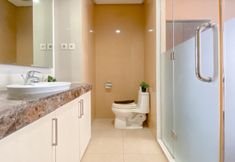 Phòng tắm bên trong 5 Homey and Nice Studio Apartment at Kemang Mansion By Travelio