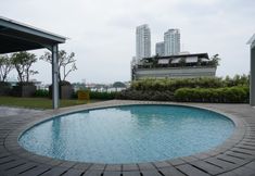 Hồ bơi 6 Homey and Nice Studio Apartment at Kemang Mansion By Travelio