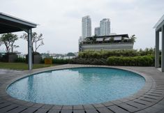 スイミングプール 6 Homey and Nice Studio Apartment at Kemang Mansion By Travelio
