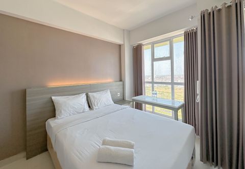 Bilik Tidur Good Deal Stunning Studio (No Kitchen) Apartment at Taman Melati Surabaya By Travelio