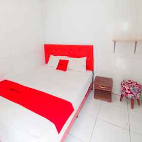 Others 1 RedDoorz @ Griya Jeniee near Stadion Wilis Madiun, 마디운 호텔