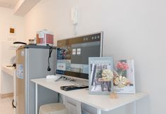침실 7 Simply and Restful Studio at Tokyo Riverside PIK 2 Apartment By Travelio