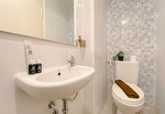 객실 내 욕실 4 Simply and Restful Studio at Tokyo Riverside PIK 2 Apartment By Travelio