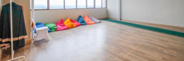 Lobi Minimalist Studio Royal Sentul Park Apartment By Travelio