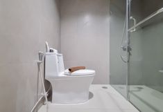 客室内バスルーム 7 Minimalist and Simply 1BR at Patraland Amarta Apartment By Travelio