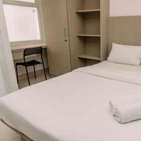 Bedroom 1 Studio được trang bị đầy đủ và đơn giản tại Căn hộ Serpong Garden By Travelio, Khách sạn Kost Putri Griyo Asri Setu Tangerang Selatan