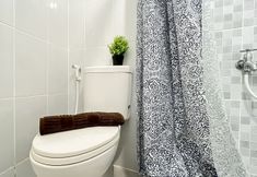 In-room Bathroom 7 Minimalist Chic 2BR at Apartment Tokyo Riverside PIK 2 By Travelio