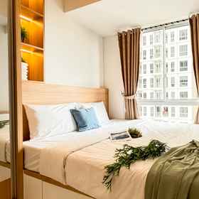 Bedroom1Minimalist Chic 2BR at Apartment Tokyo Riverside PIK 2 By Travelio,丹格朗飯店