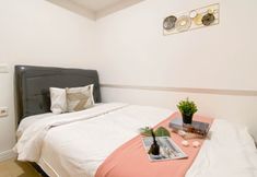 Phòng ngủ 2 Neat Style 2BR Meikarta Apartment By Travelio